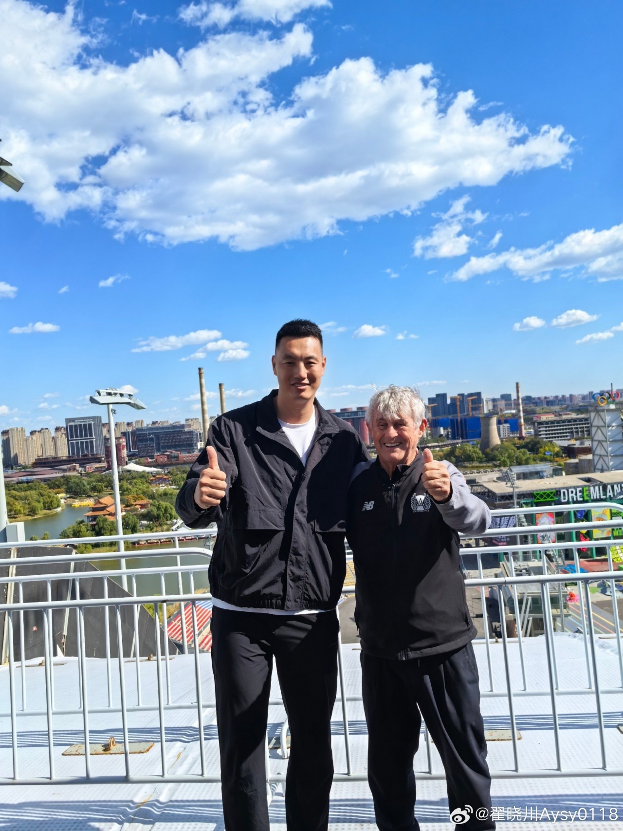 跨界同框！翟晓川晒照与前国足主帅米卢合影：很荣幸在首钢园见面